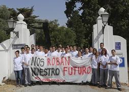 Alumnos y exalumnos se manifestaron ayer en la escuela. / Álvaro Cabrera