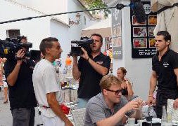 Un momento del rodaje de 'Negocia como puedas', en el Balcón de Europa. / E. Cabezas