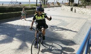 Servicio de la patrulla ciclista en el paseo marítimo Antonio Banderas de Málaga. :: SUR