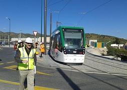 El metro de Málaga, durante la primera prueba de funcionamiento en el tramo en superficie. ::SUR