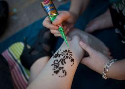 Ojo con tatuarse en la playa: los riesgos de la henna 'express'