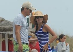 'El Cordobés' y su mujer, Virginia Troconis, en una playa de Marbella. :: KMJ / Sur