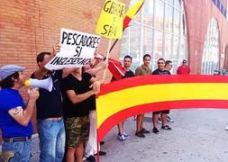Imagen de la protesta de esta mañana en Málaga. :: M.G.B.