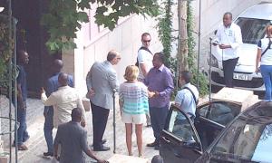 El presidente de la República del Congo saluda a los responsables del hotel Thermas de Carratraca, ayer a su llegada al establecimiento. :: SUR