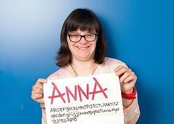Anna Vives, con algunas de las letras que ha diseñado en su nuevo 'abecedario' para ordenador. :: Vicens Giménez