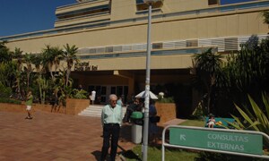 Puerta de acceso al área de consultas externas del hospital comarcal. :: Josele-Lanza
