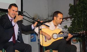 El cantaor granadino, de 30 años, sobre el escenario de Almáchar, junto al guitarrista Rubén Portillo. :: SUR