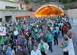 La manifestación, a su paso por el túnel de la Alcazaba. :: Carlos Moret