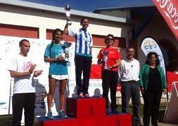 Las ganadoras, en el podio. ::E. C.