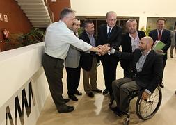 Ordóñez, Ruiz Espejo, García Peláez, De la Torre, Tallón y López escenifican el acuerdo al que llegaron a última hora de ayer en la sede de Metro Málaga. :: Carlos Moret