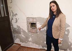 Una familia deja la casa que compró en 2005 al enfermar su hija por las humedades
