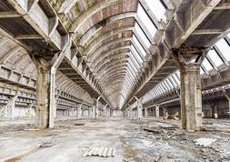 Imagen reciente de la nave de hilados de la antigua Intelhorce, en un total abandono. :: Sebi González