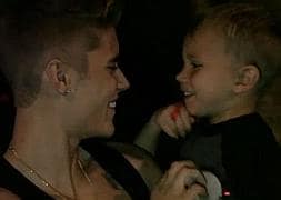 Justin Bieber se muestra muy familiar con el pequeño Jaxon.:: Youtube