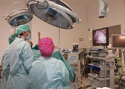 Sanitarios denuncian que la reducción de personal y medios empieza a afectar a la atención que recibe el enfermo