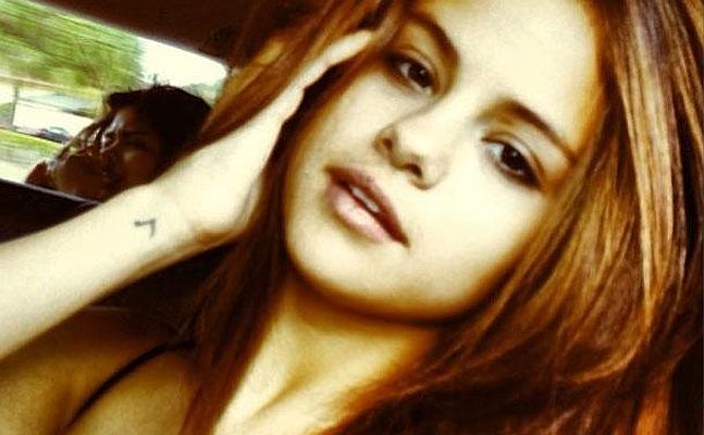 tatuaje de selena del nombre de justin