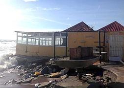 Precintan un chiringuito de Guadalmar por el riesgo de derrumbe a causa del temporal