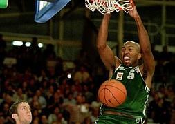 Dyron Nix, con la camiseta del Cáceres. / Efe