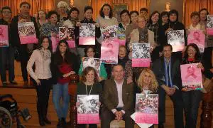 El alcalde, Francisco Delgado, posa con las mujeres del colectivo y el autor de la fotografías