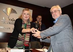 La directora de la Obra Social de Unicaja, Dolores Cano, entrega el premio a Moreno Carrascal