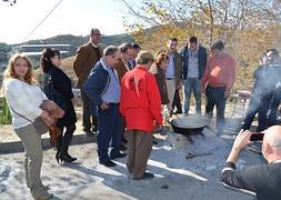 Un grupo de asistentes a la XXXII edición de la Fiesta de las Migas en Torrox. :: E. Cabezas