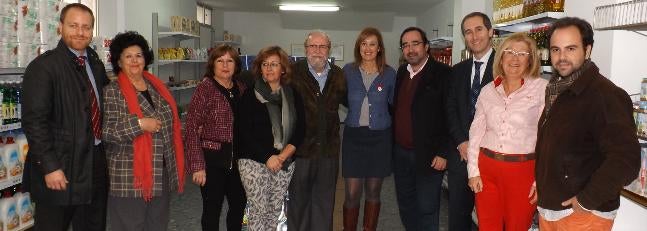 Autoridades, en el economato social de Rincón de la Victoria. / E. CABEZAS