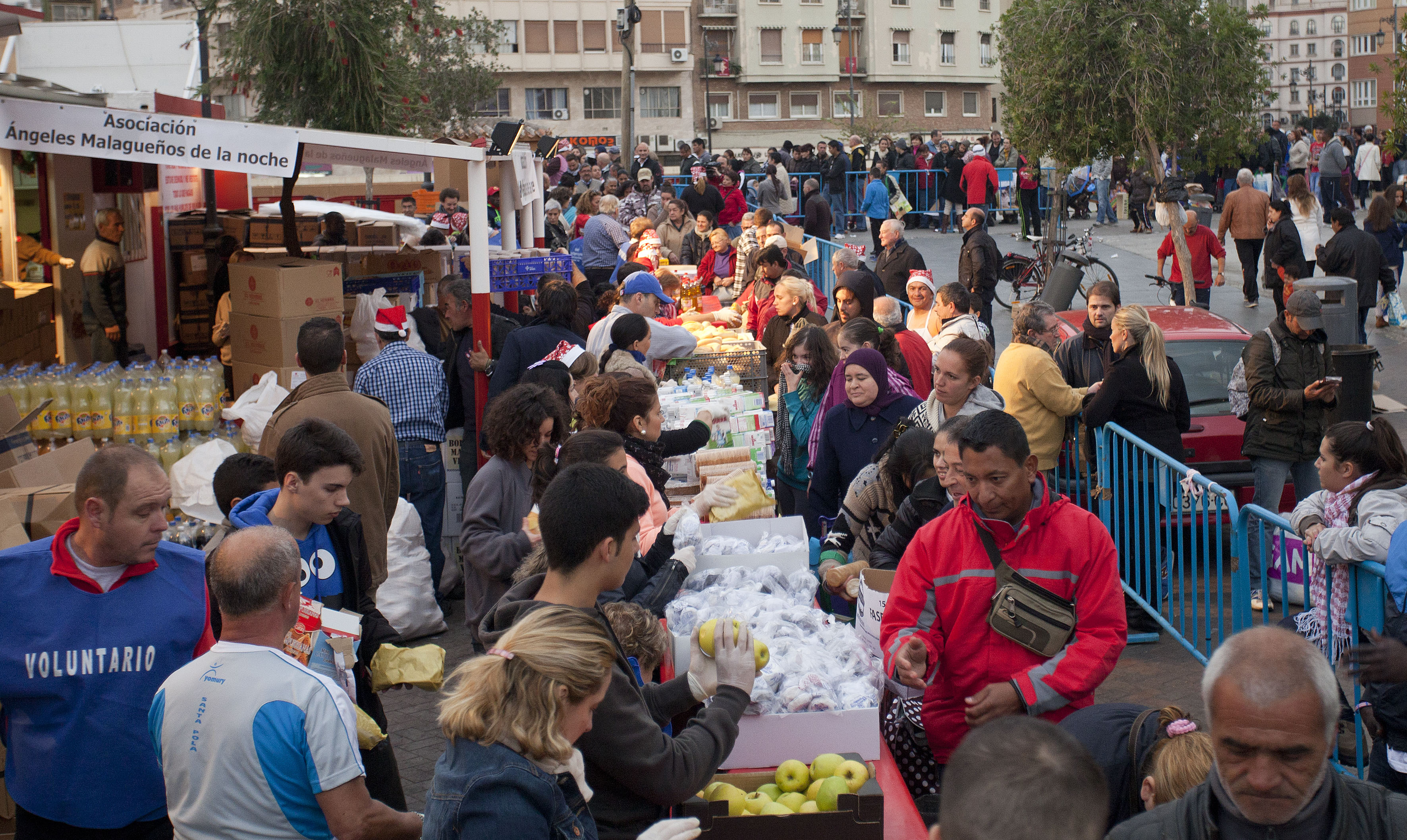 Reparto de alimentos en la tarde de ayer en el pasillo de Santo Domingo. :: Álvaro Cabrera