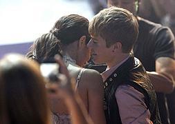 Justin Bieber susurra algo al oído de Selena Gomez.:: Reuters