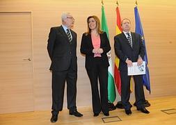 El expresidente de la Junta Rafael Escuredo, Susana Díaz y el presidente del Consejo Consultivo, Juan Cano Bueso. :: Josele-Lanza