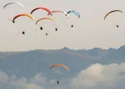 Vuelo de paramotores en el cielo de La Puebla de los Infantes. :: SUR