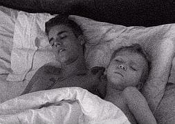 Justin Bieber duerme junto a su hermano pequeño Jaxon.:: Twitter