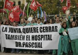 Protesta de los trabajadores del Pascual, esta mañana en la plaza de la Merced. :: Yhasmina García