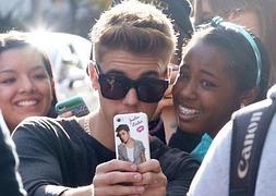 Justin Bieber con una fan.:: Twitter