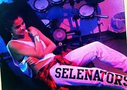Selena Gomez ha colgado en Instagram una foto en la que aparece con un chándal con la palabra Selenators. / Instagram