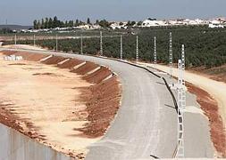 Tramo de la plataforma ya construida entre Antequera y Marchena del Corredor Ferroviario Transversal, paralizado desde 2011. :: SUR