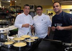 Joan Roca, con Dani García y Ángel León. :: Josele-Lanza