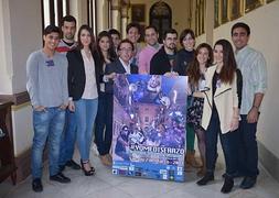 Rafael Acejo, junto a los jóvenes que han colaborado en la creación del cartel del carnaval joven.:: SUR