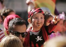 Un niño disfrazado de pirata observa entusiasmado el desfile infantil. / Yhasmina García