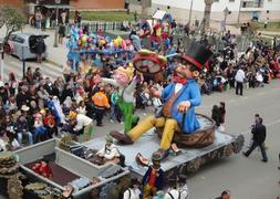 En la cabalgata participan más de 40 agrupaciones del Carnaval de Chipiona. SUR