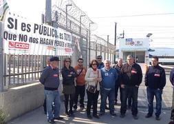 Representantes de CC OO, trabajadores y miembros de IU han participado en la protesta.:: Salvador Salas