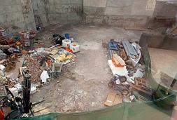 Escombros en uno de los solares abandonados. :: Álvaro Cabrera