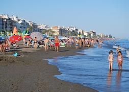 La playa de Rincón de la Victoria, en plena temporada alta. :: E. Cabezas