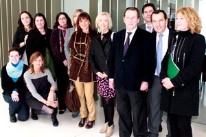 El consejero Emilio De Llera y el delegado de Gobierno, José Luis Ruiz Espejo, junto a jueces y personal del Juzgado de Antequera.::A.J.G.