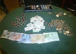 En la operación se intervinieron 1.665 euros en efectivo, un maletín de juego; tres barajas de cartas y casi 500 fichas