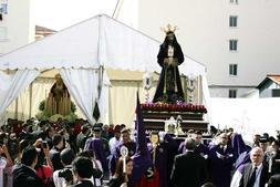 Los tronos salieron de un 'tinglao' situado junto a la parroquia Santo Tomás de Aquino. :: Fernando González