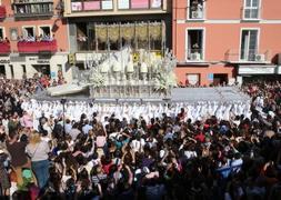 El trono de la Virgen del Rocío se levantó a pulso en la Tribuna de los Pobres como es nota característica cada año en este popular enclave procesionista :: Salvador Salas