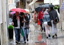 Viandantes con paraguas, hoy la capital.:: carlos Moret