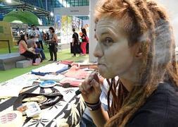 Una de las asistentes, en la feria Spannabis. :: Fernando González