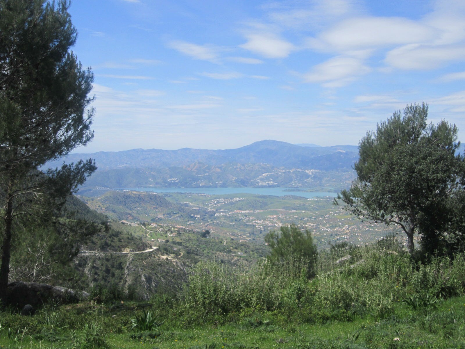 En la parte más elevada de la ruta hay un mirador que permite ver La Viñuela y varias poblaciones cercanas.