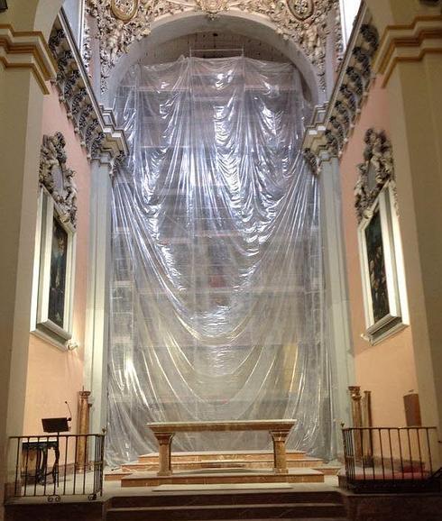 El altar mayor de Santo Domingo, cubierto por andamios