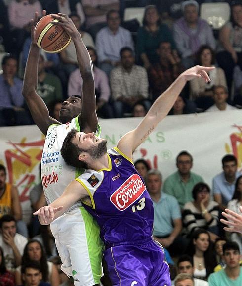 Soluade pelea por un balón con Forcada. / CARLOS MORET